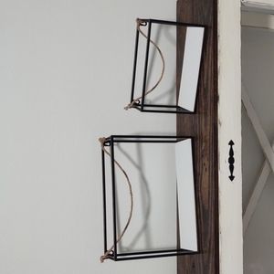 Set of hanging shelves